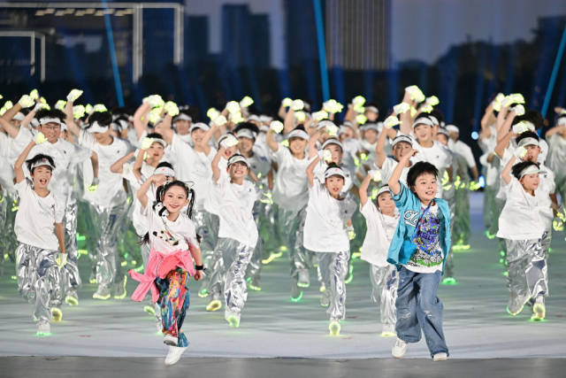 ↑小演员在开幕式上表演。新华社记者陈振海 摄