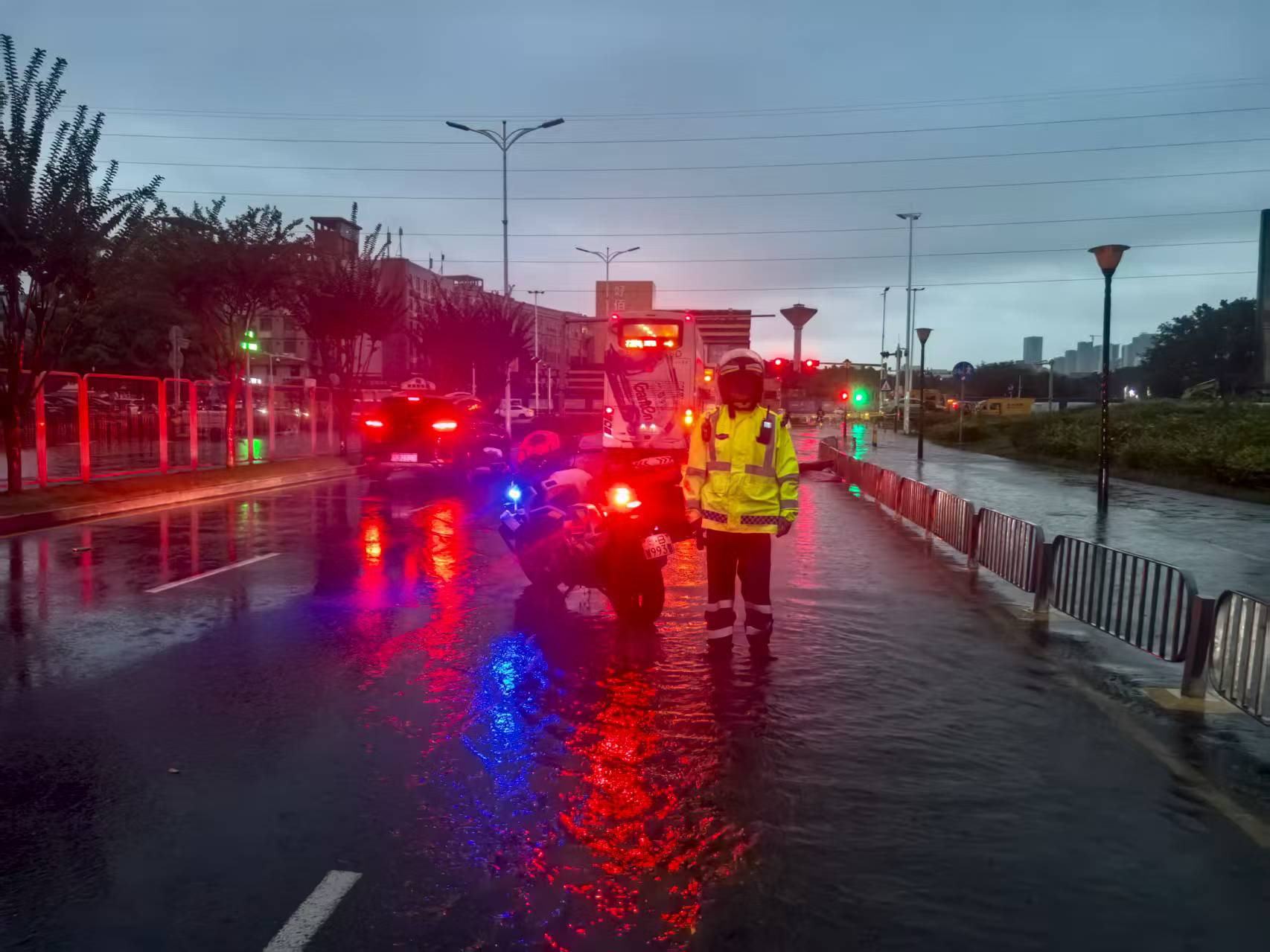 强降雨来袭，深圳多部门出击排险！ 