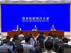 阅兵式环节，受阅部队在长安街列阵，光荣接受中共中央总书记、国家主席、中央军委主席习近平检阅