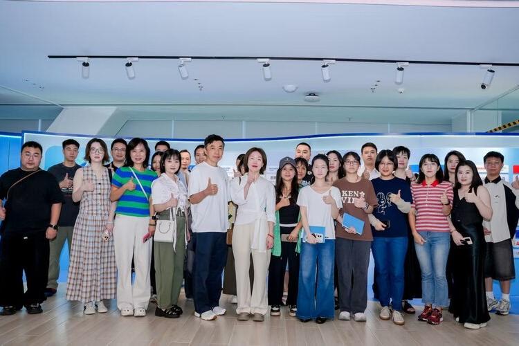 南山区工商联（区非公党委）精准发力，引领服装业破浪数字蓝海
