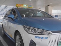 一键跨越语言关 深圳出租新添“智能翻译官”
