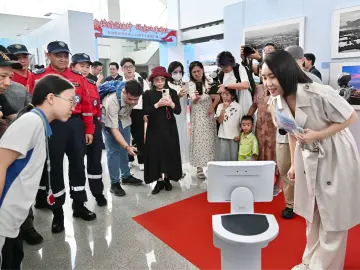 带领观众走进影像背后的故事 博歌科技Temi机器人亮相图片展