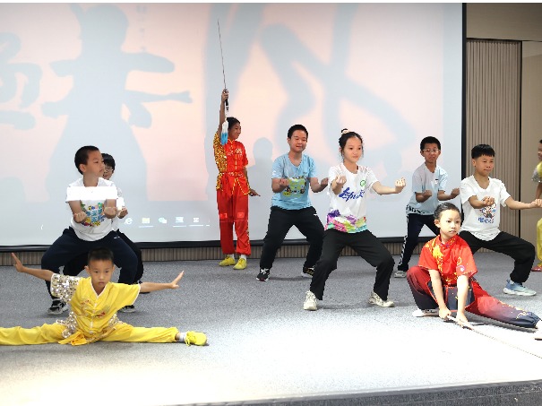 “百千万・莞一夏”|流动少年宫开进企业：“妈妈上班，我在企业上托管”