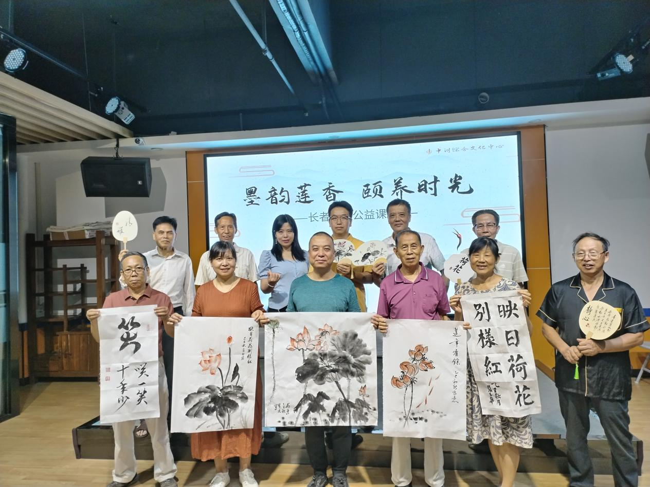 新安甲岸社区举办长者国画公益课堂