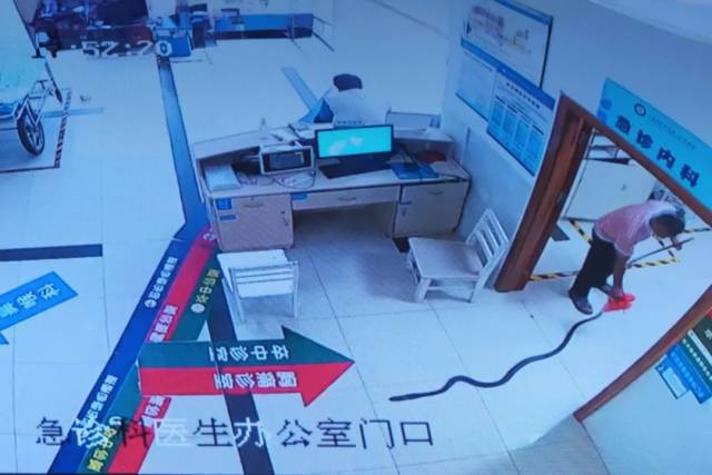 当日监控画面拍摄下患者带蛇就医场景（央广网发 受访者提供）