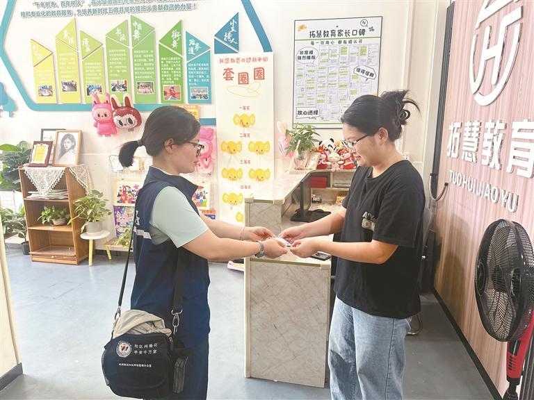 塘尾社区网格员顶着烈日寻找失主