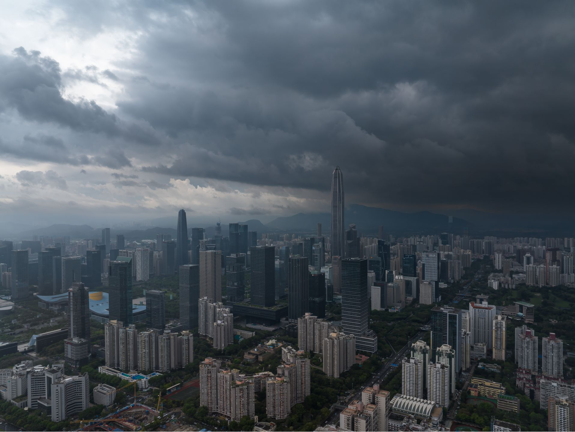 深圳暴雨袭城 深圳迅速处置，连夜抢修保安全