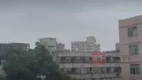 龙华区一地面停车场受强降雨影响坍塌，相关部门迅速到场处置