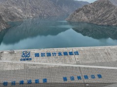 新疆阿尔塔什水利枢纽“巨瀑”飞流彩虹辉映