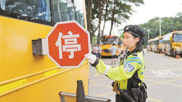 宝安交警组织开展专项检查行动  为校车“全身体检” 为学子安全护航