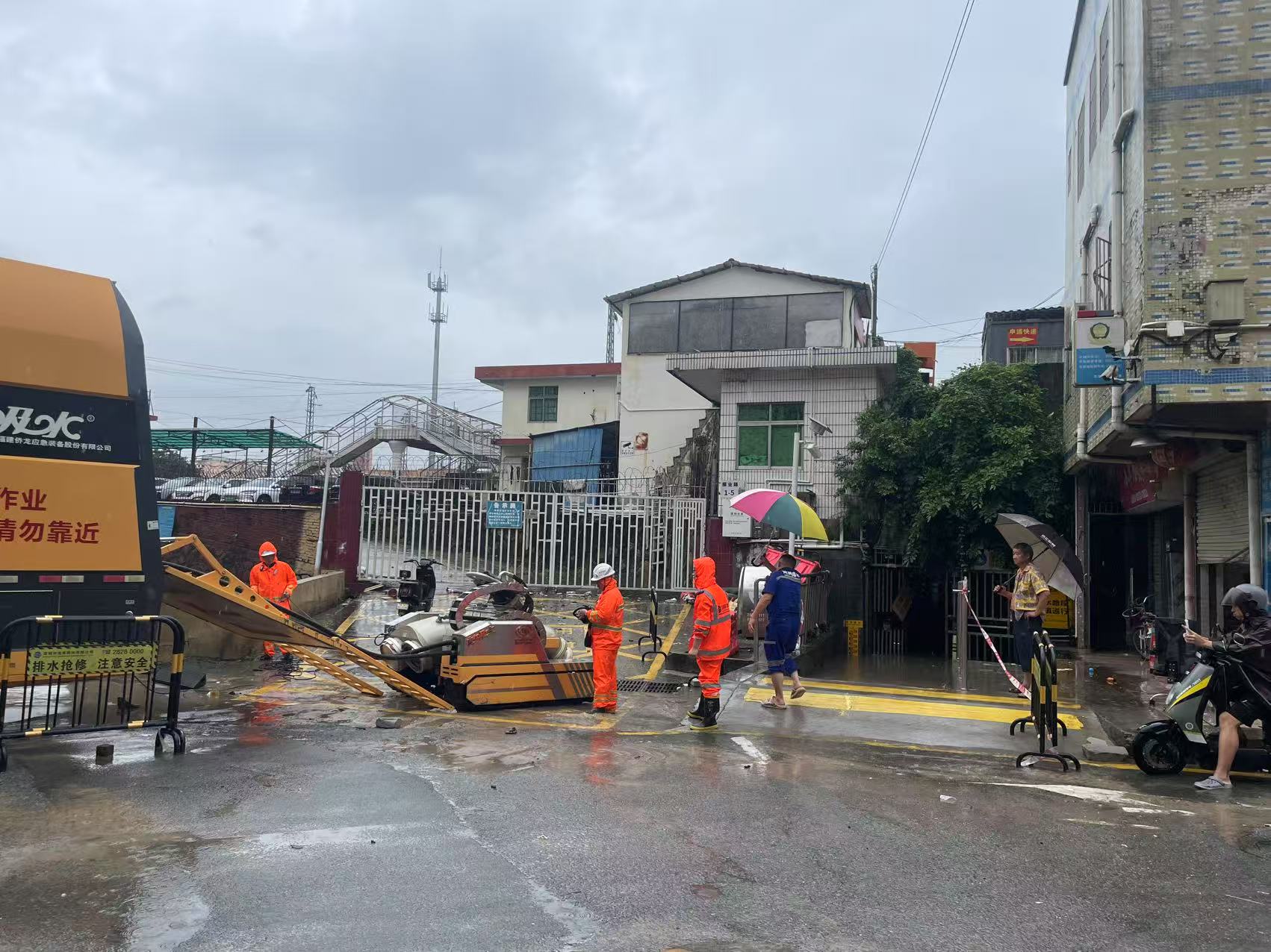 平湖街道部分道路出现积水  工作人员通宵排水疏通道路