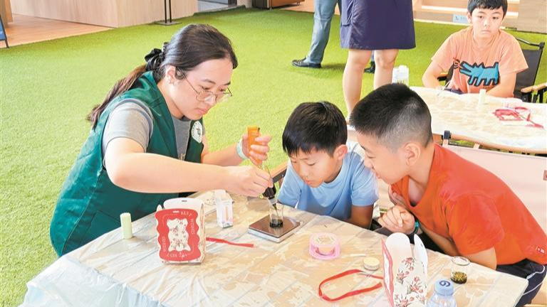 新湖云谷社区大手拉小手制作驱蚊膏