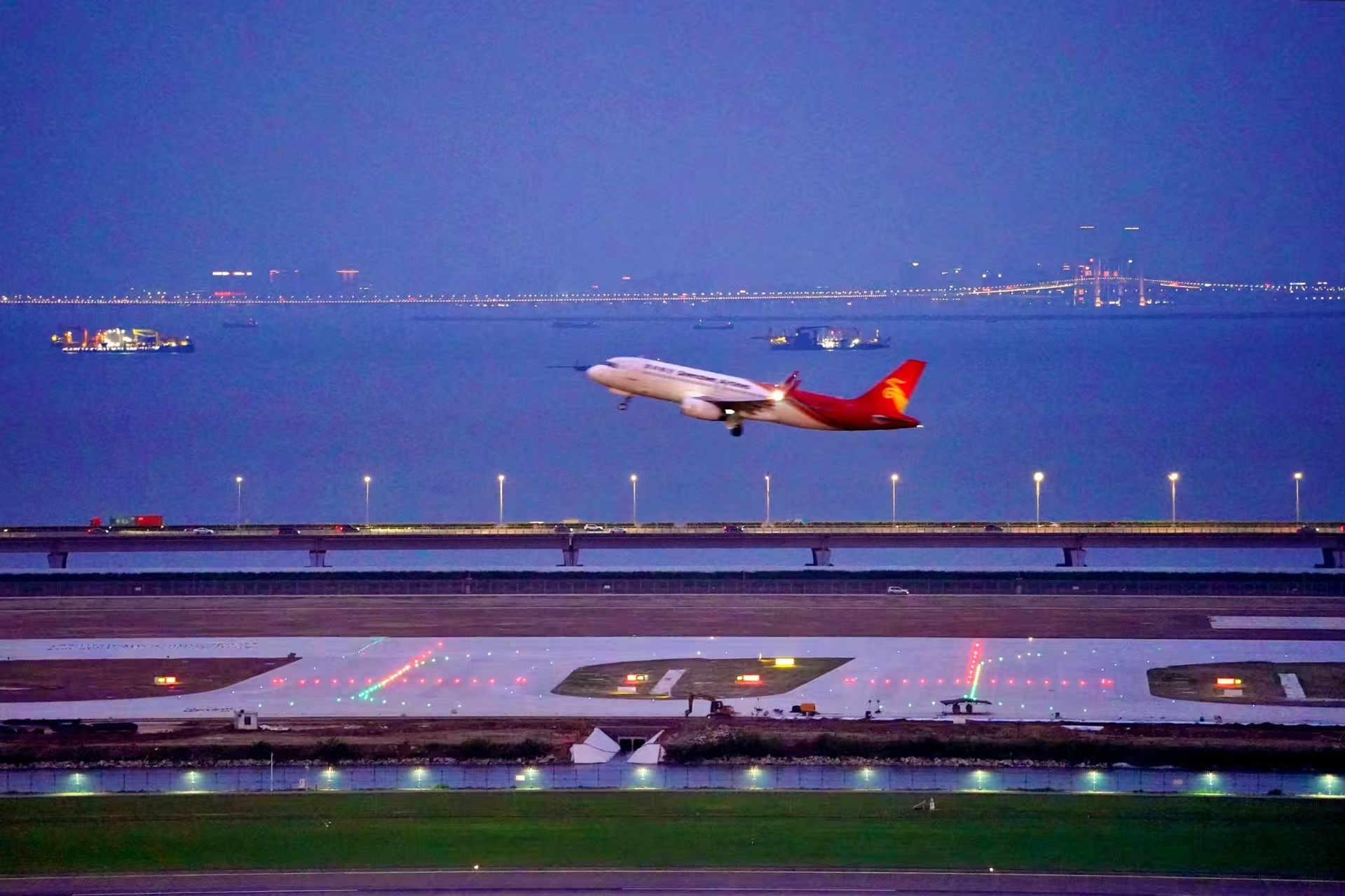 深圳机场三跑道空管设备投产飞行校验圆满完成
