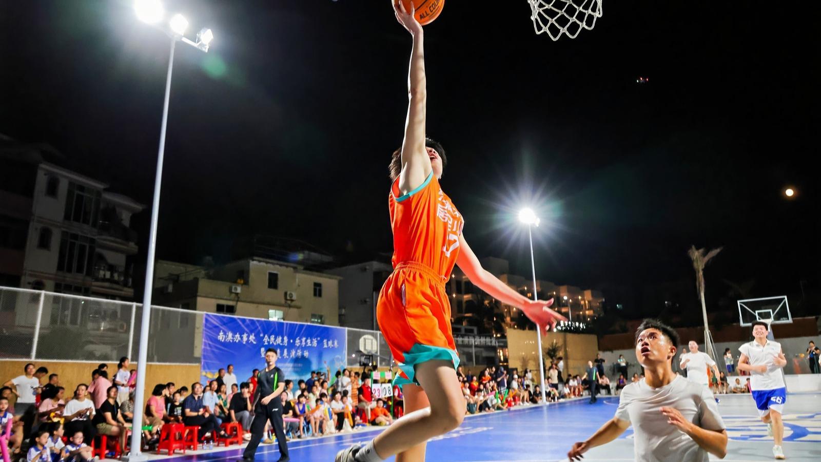 压哨绝杀点燃夏夜！南澳“村BA”决赛海边开打