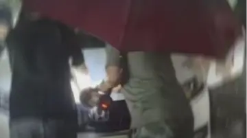 草埔东社区凌晨迎战暴雨，街道应急队火速清淤