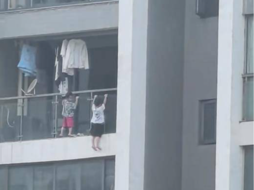 贵州两名幼童在13楼阳台外悬空玩起“引体向上”，当地街道办回应→