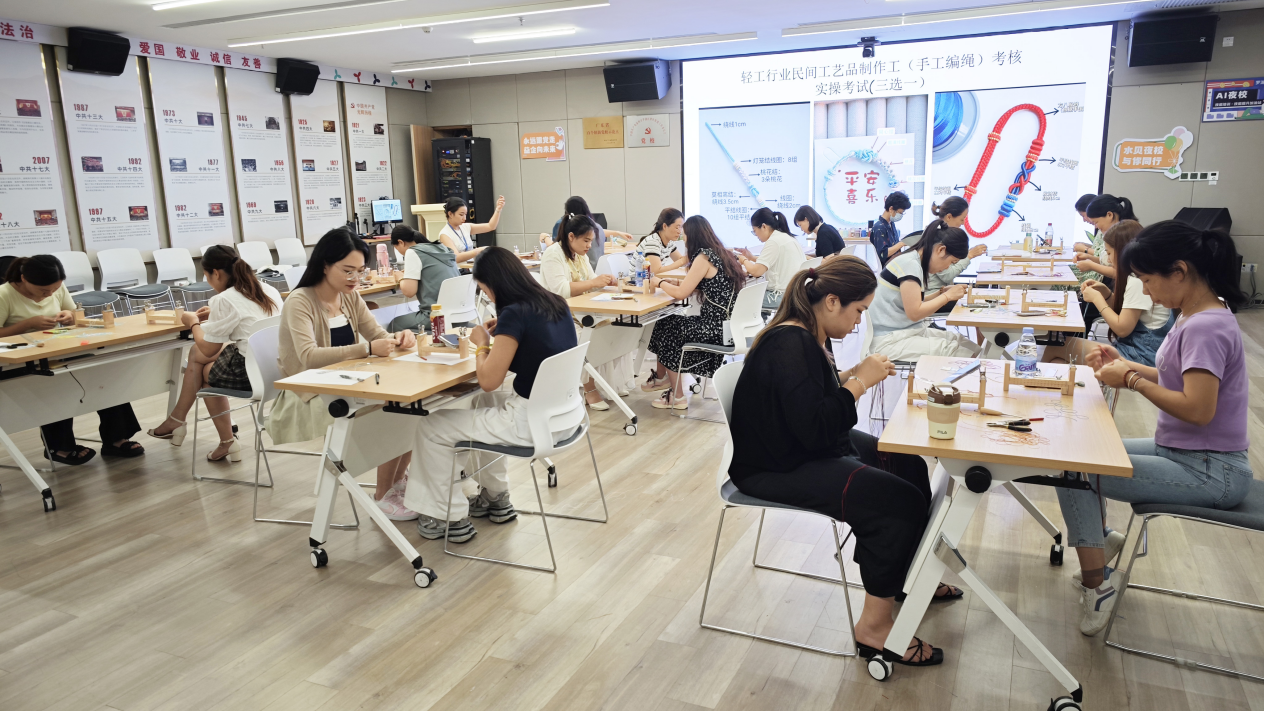 （先出临时链接）党群创享站 就业“邻”距离① | 30天！从新人“小白”到行业达人 她说做对了“这件事”