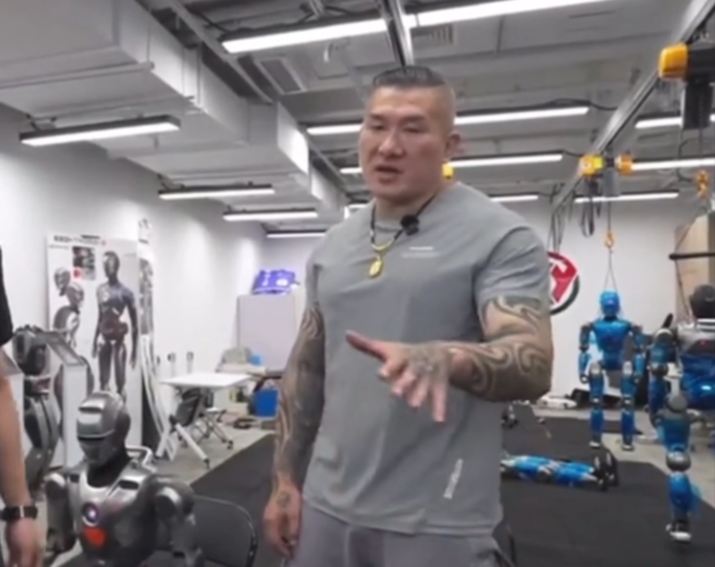 中国台湾网红“馆长”被深圳机器人震撼：中国制造，世界第一！