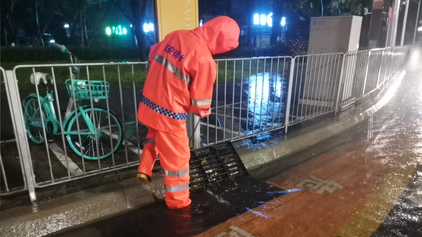 从深夜到黎明,千名宝排人奋战防汛一线