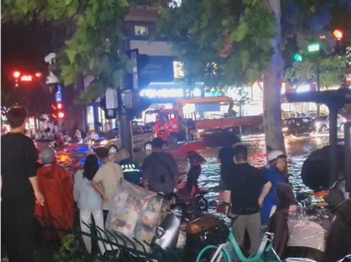郑州将防汛四级应急响应提升至三级，全市停产、停业、停课、停运和暂停集体户外活动