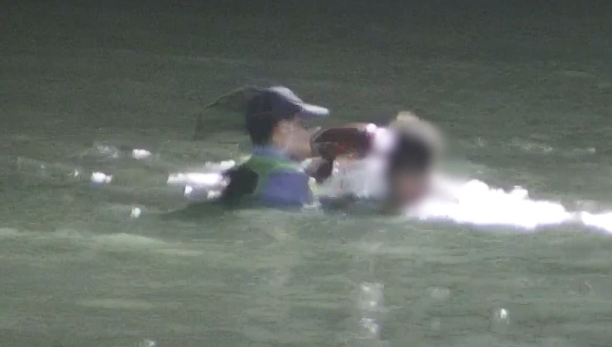 深夜凌晨，南山警力冲入深圳湾海域救人