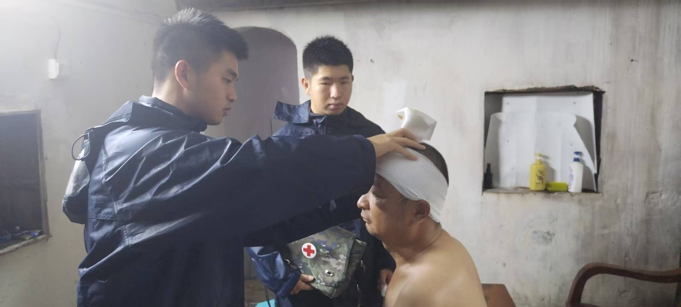 广东海警执法员热心救助受伤群众