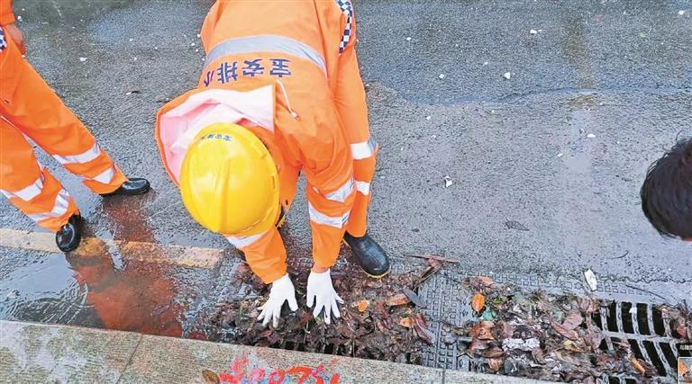 宝安排水公司奋战防汛一线 保障道路畅通