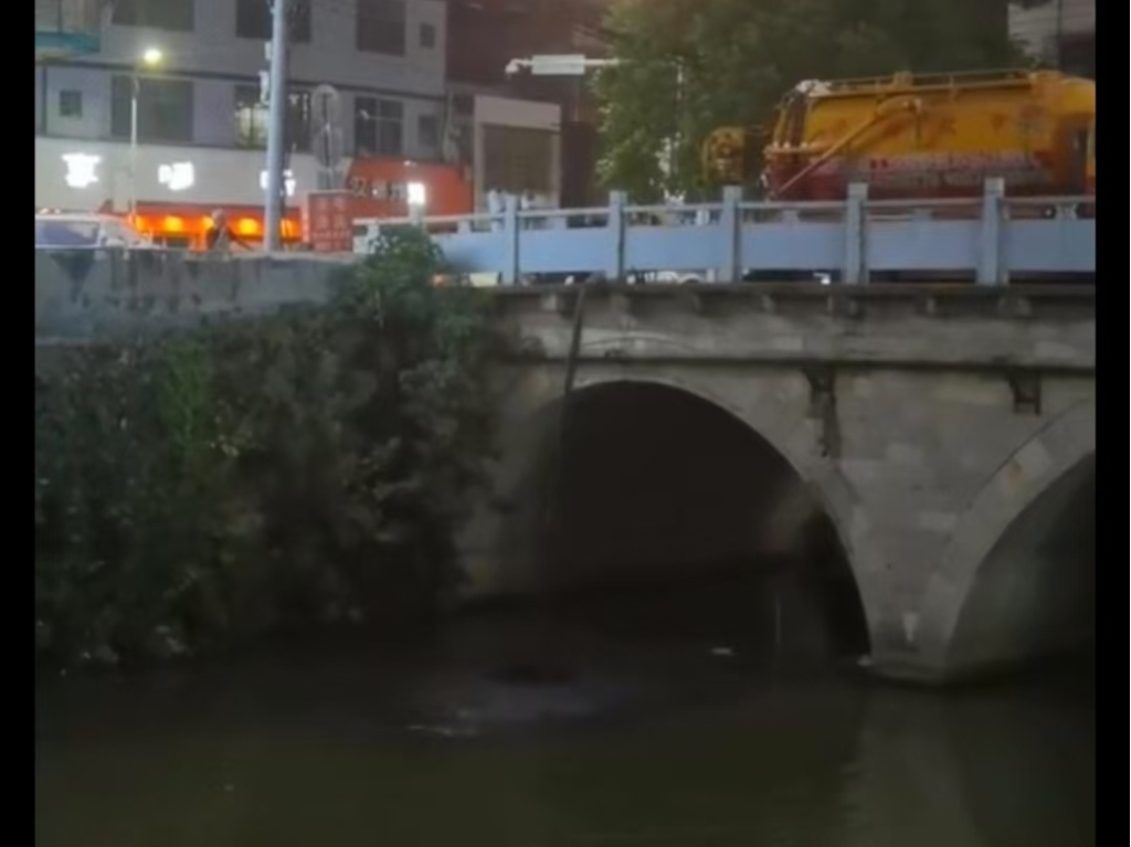 湖南衡阳一市政车被曝向河流排放污水，当地政府称环保局已介入