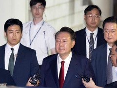 韩国万余名民众就戒严事件集体起诉尹锡悦夫妇