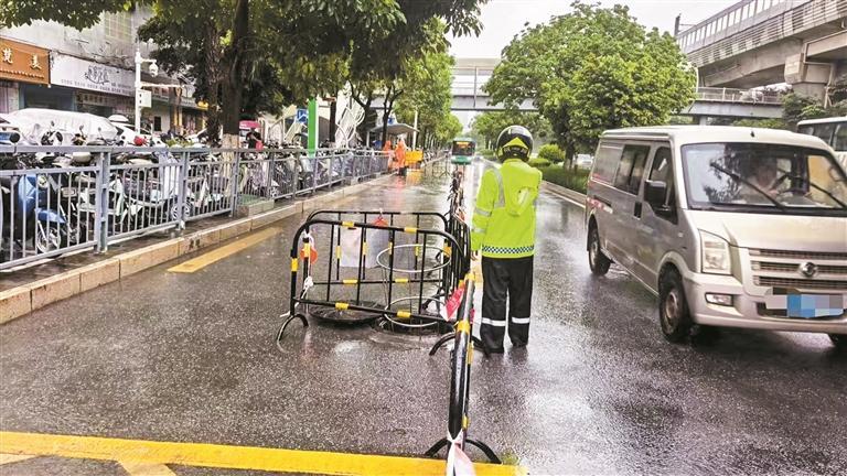 交管支队宝安大队 加快积水路段排水作业