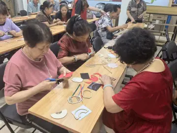 翠达社区：邻里巧手制磁贴，爱心接力暖耆心​