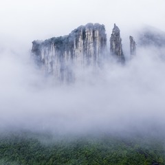 湖北恩施：雨后峡谷似仙境
