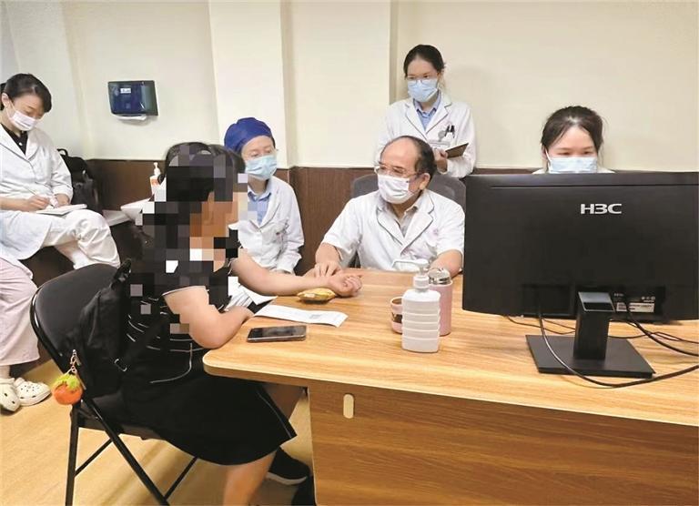 全国名老中医药专家在龙华坐诊