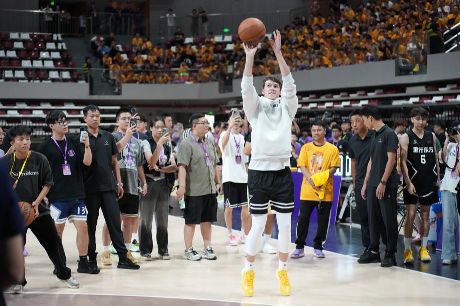 NBA明星球员现身宝龙文体中心，与深圳球迷共度激情篮球盛宴