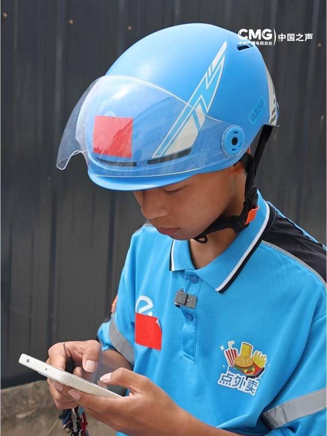 △王佳皓在手机上查看外卖订单