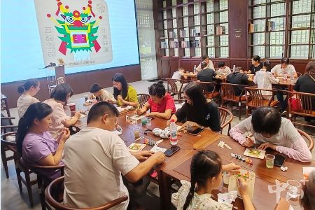 非遗技艺“触手可及”，35组家庭在香山书院手绘起湾金龙