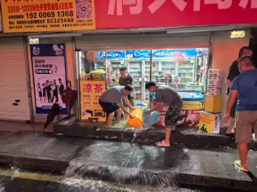 草埔东社区的雨夜守护者：与水位“赛跑”，他们徒手转移抛锚车辆
