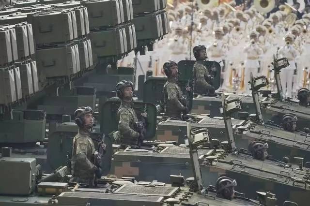 2019年10月1日，这是反坦克导弹方队接受检阅。新华社记者 邢广利 摄