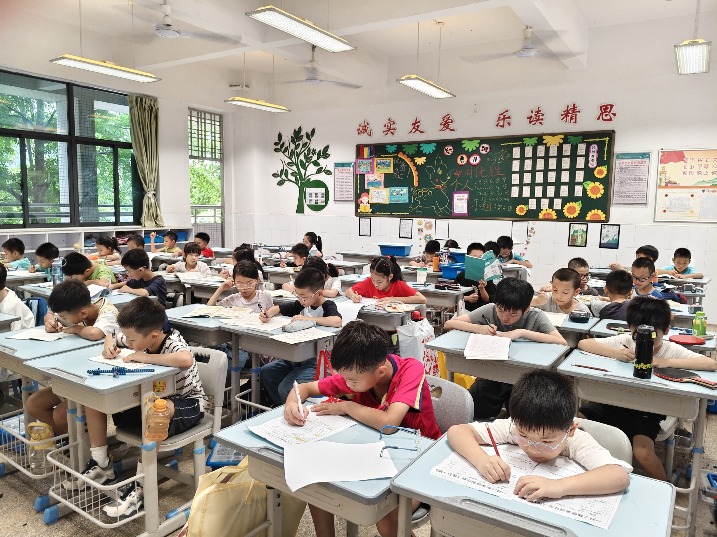 常平镇暑托结课：家长省心无忧，孩子快乐成长