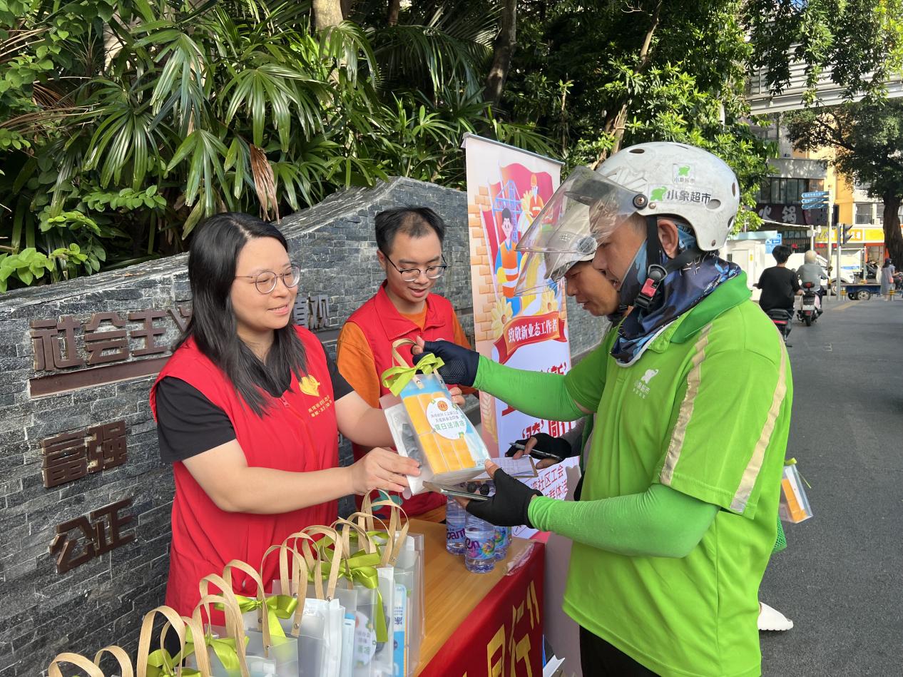 南湾街道沙湾社区为外卖骑手、快递小哥开安全微课堂，赠送降温物资