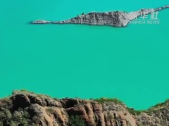 新疆玛纳斯县：碧绿湖水 百里雅丹