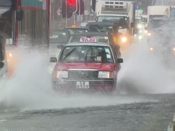 香港黑色暴雨警告信号持续生效，学校停课考试改期 