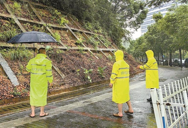 光明街道拉网式排查重点区域除隐患