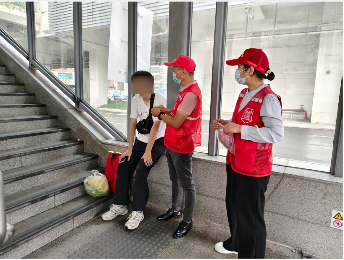 好暖心！石岩志愿者护送低血糖学生回家