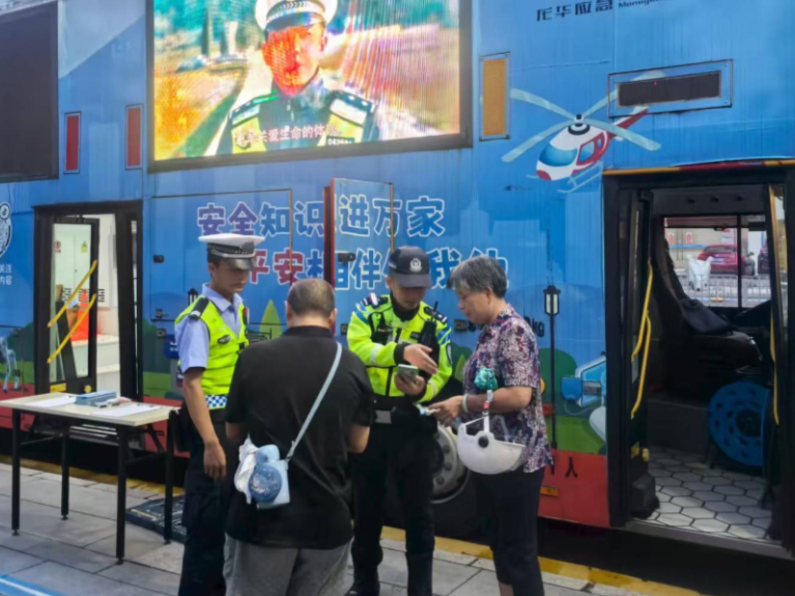 龙华交警大队联合多部门开展城中村交通安全系列宣传活动