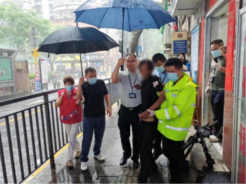 外地七旬老人孤立无助流浪街头，深圳多部门救助传递城市温暖
