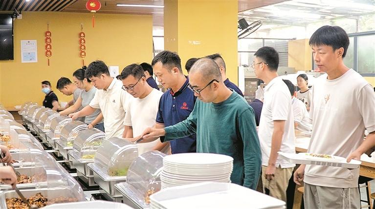 宝安创新举措服务企业典型做法获人民日报点赞 以民生小事撬动营商环境优化