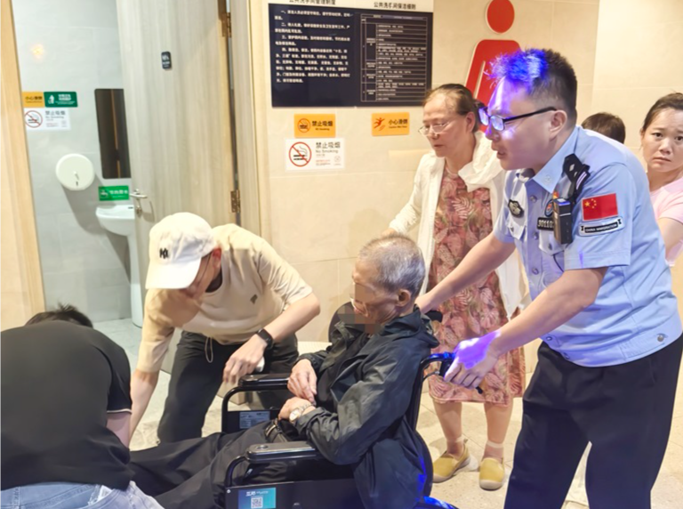 七旬老人通关突发疾病 边检民警开“绿道”支援
