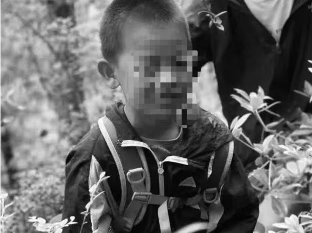 大理苍山走失的8岁自闭症男童已不幸离世，遗体在一处山涧里被发现