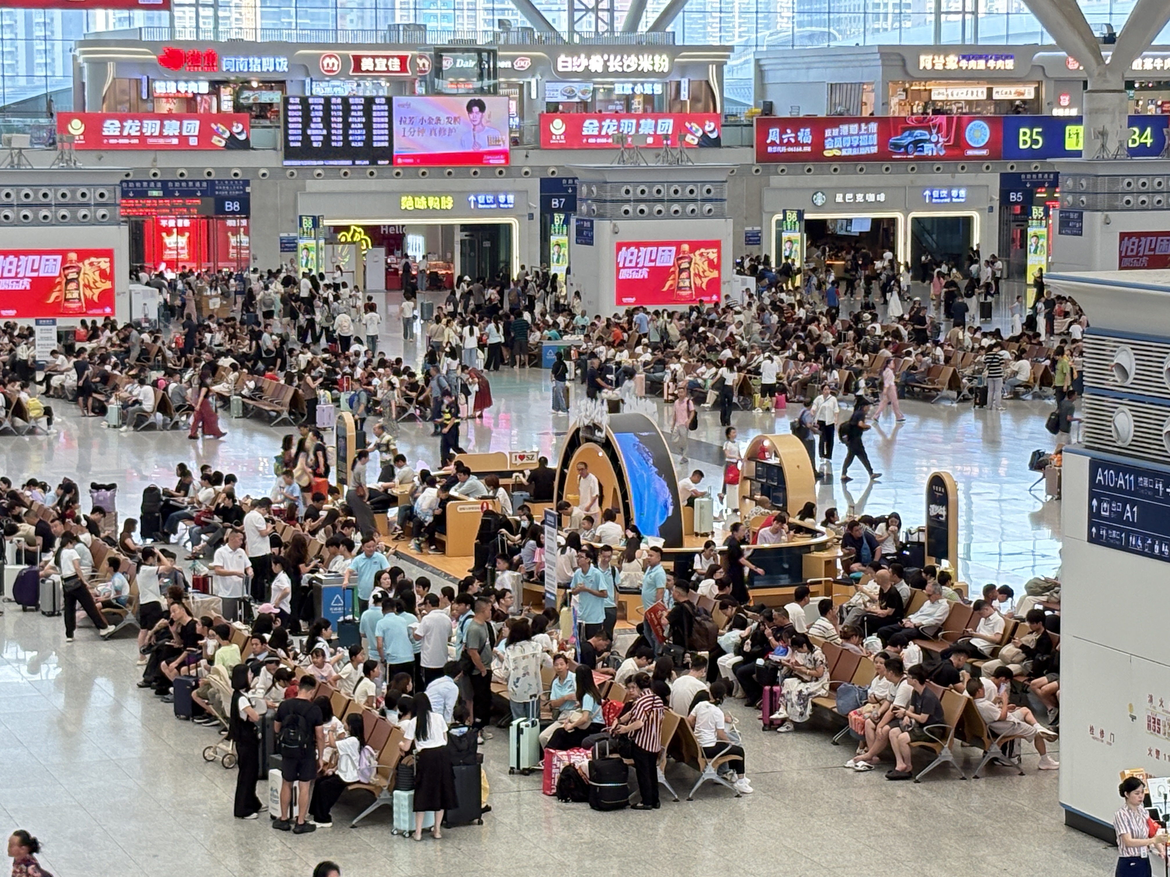 深圳铁路今年暑运到发旅客超2400万人次,深圳北站迎来“双峰叠加”